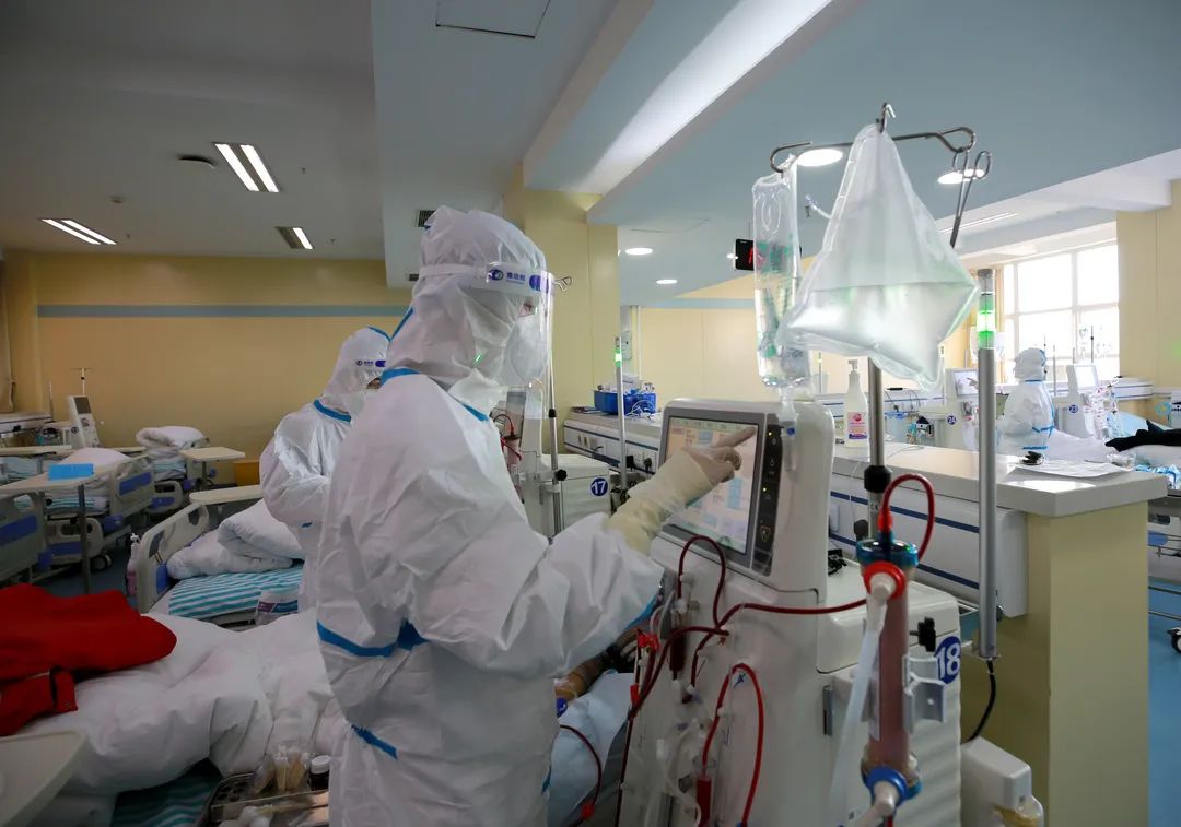 面对疫情的复杂形势,医院医务人员超负荷,减员现象相继出现.