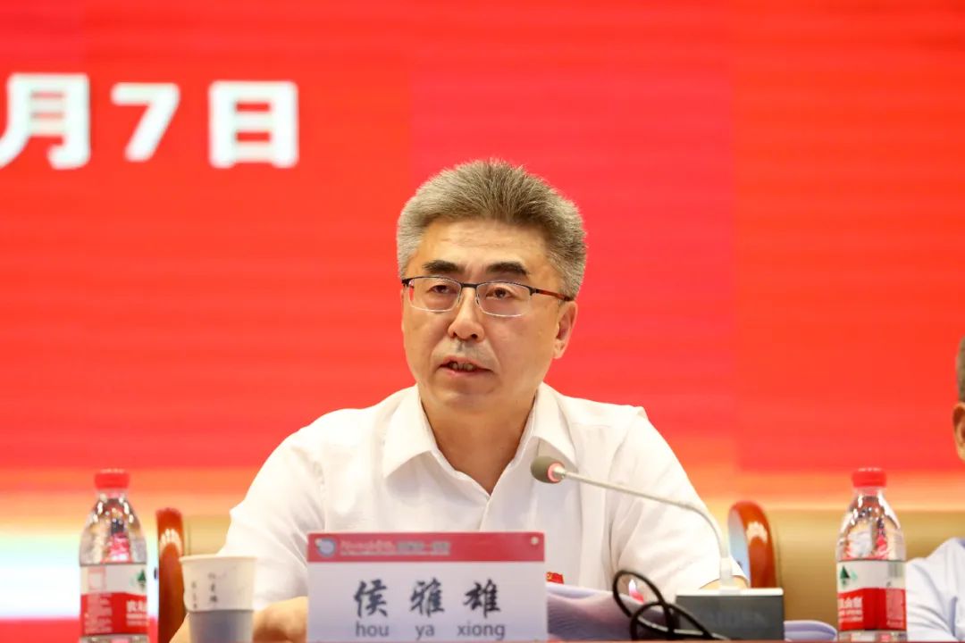 侯雅雄.jpg